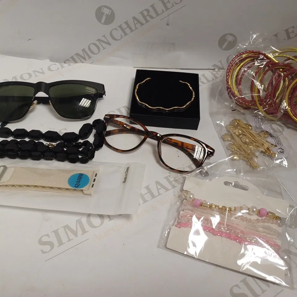 BOX OF APPROX 20 COSTUME JEWELLERY ITEMS INCLUDING GLASSES, EARRINGS AND BRACELETS