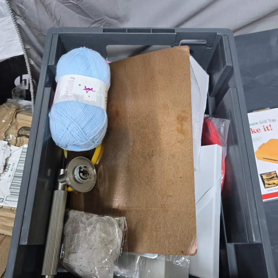 APPROXIMATELY 10 ASSORTED HOUSEHOLD ITEMS TO INCLUDE NAPKINS, DISPOSABLE CUTLERY & MICROWAVE GRILL TRAY ETC 