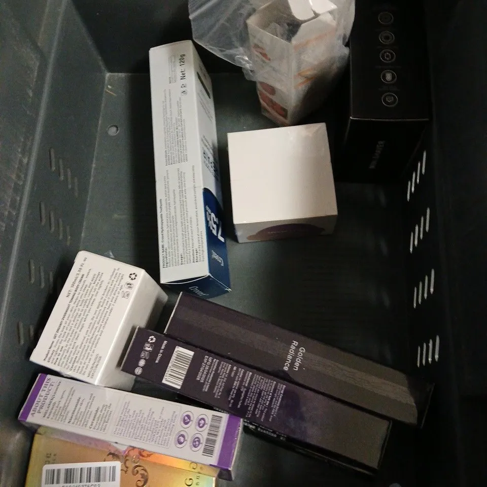 APPROXIMATELY 20 ASSORTED HEALTH & BEAUTY PRODUCTS TO INCLUDE ELIZABETH ARDEN SKINCARING FOUNDATION IN 160W, BULLDOG RECOVERY SERUM, VASELINE LIP THERAPY, ETC