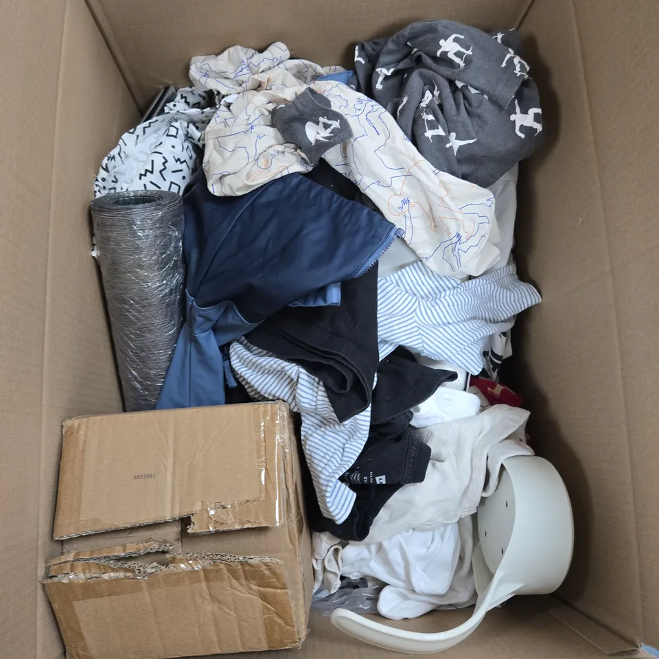 BOX OF APPROXIMATELY 15 ASSORTED ITEMS INCLUDING FEATHER NIGHTS DUCK FEATHER CUSHION, AVILO FLOATING OTTER DECORATION AND STABILO PASTEL HIGHLIGHTERS