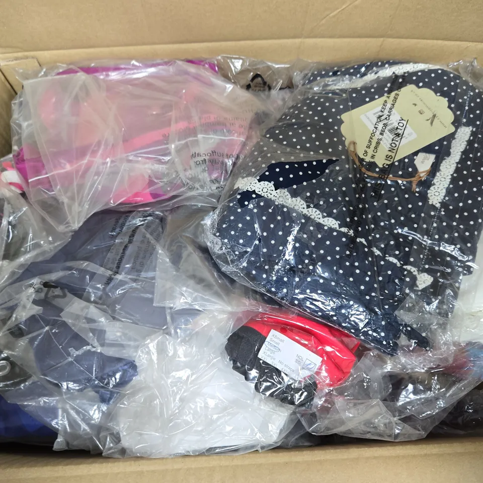 APPROXIMATELY 20 ASSORTED CLOTHING ITEMS IN VARIOUS COLOURS, SIZES, AND STYLES TO INCLUDE BRANDS SUCH AS CYBERJAMMIES, AFTER EDEN, DAVID ESSENTIALS, ETC