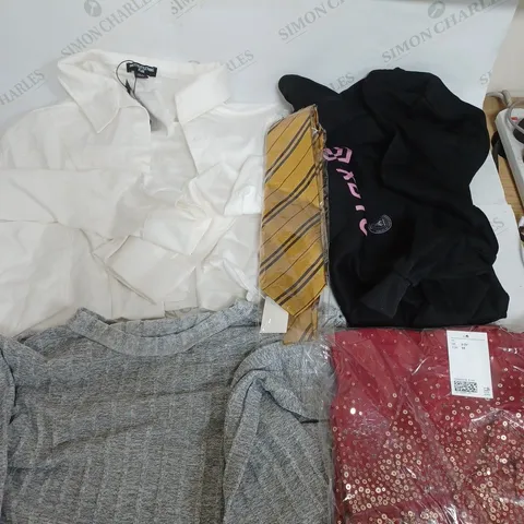 BOX OF APPROXIMATELY 25 ASSORTED CLOTHING ITEMS TO INCUDE - JACKET , TIE , HOODIE ETC