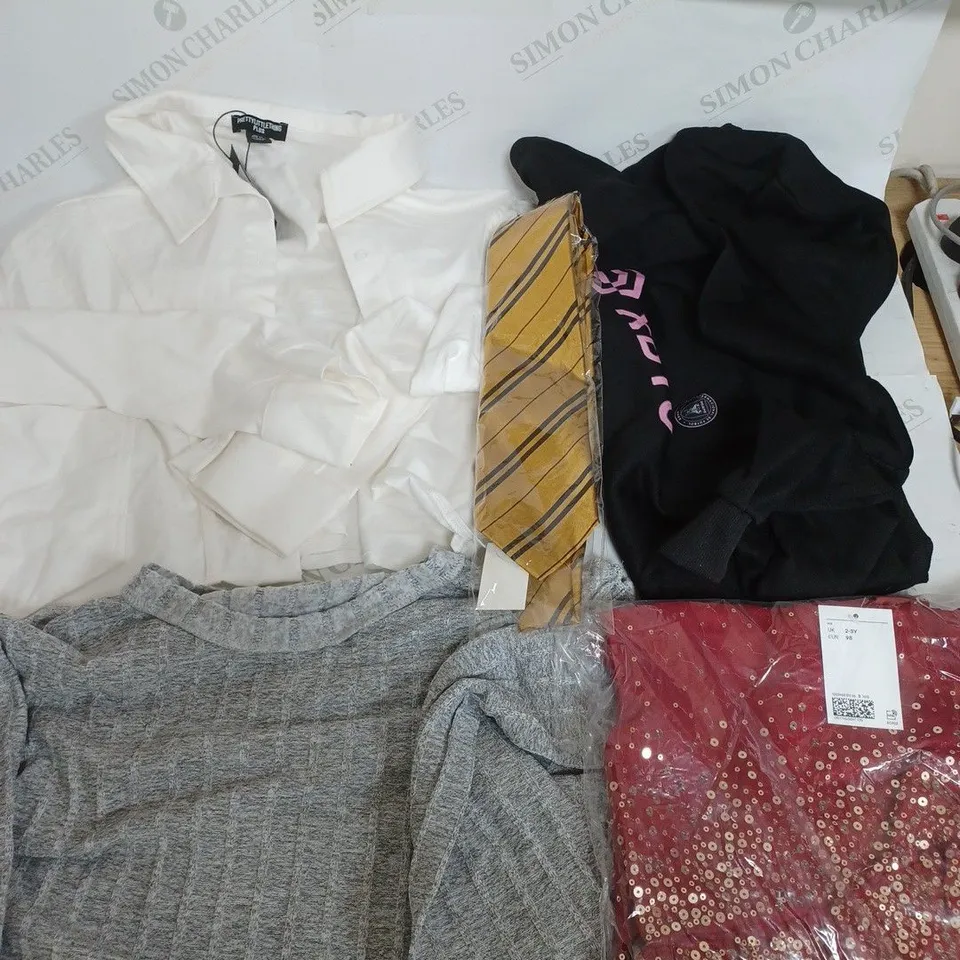 BOX OF APPROXIMATELY 25 ASSORTED CLOTHING ITEMS TO INCUDE - JACKET , TIE , HOODIE ETC