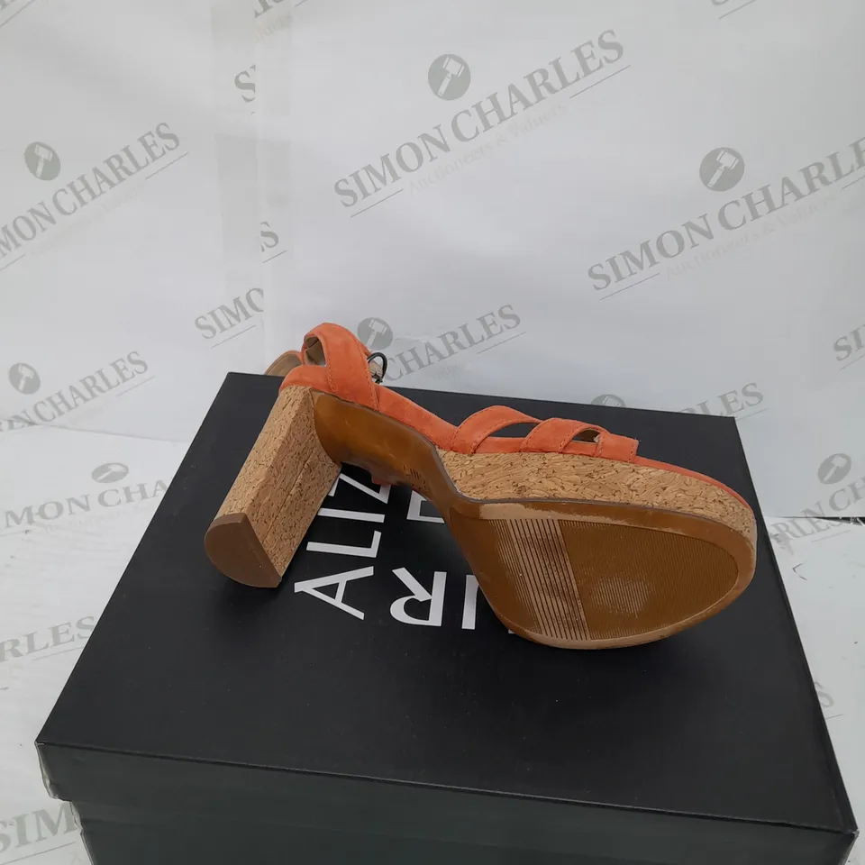 BOXED PAIR OF ALIZER NATURE SIZE 7 HEELS IN ORANGE 