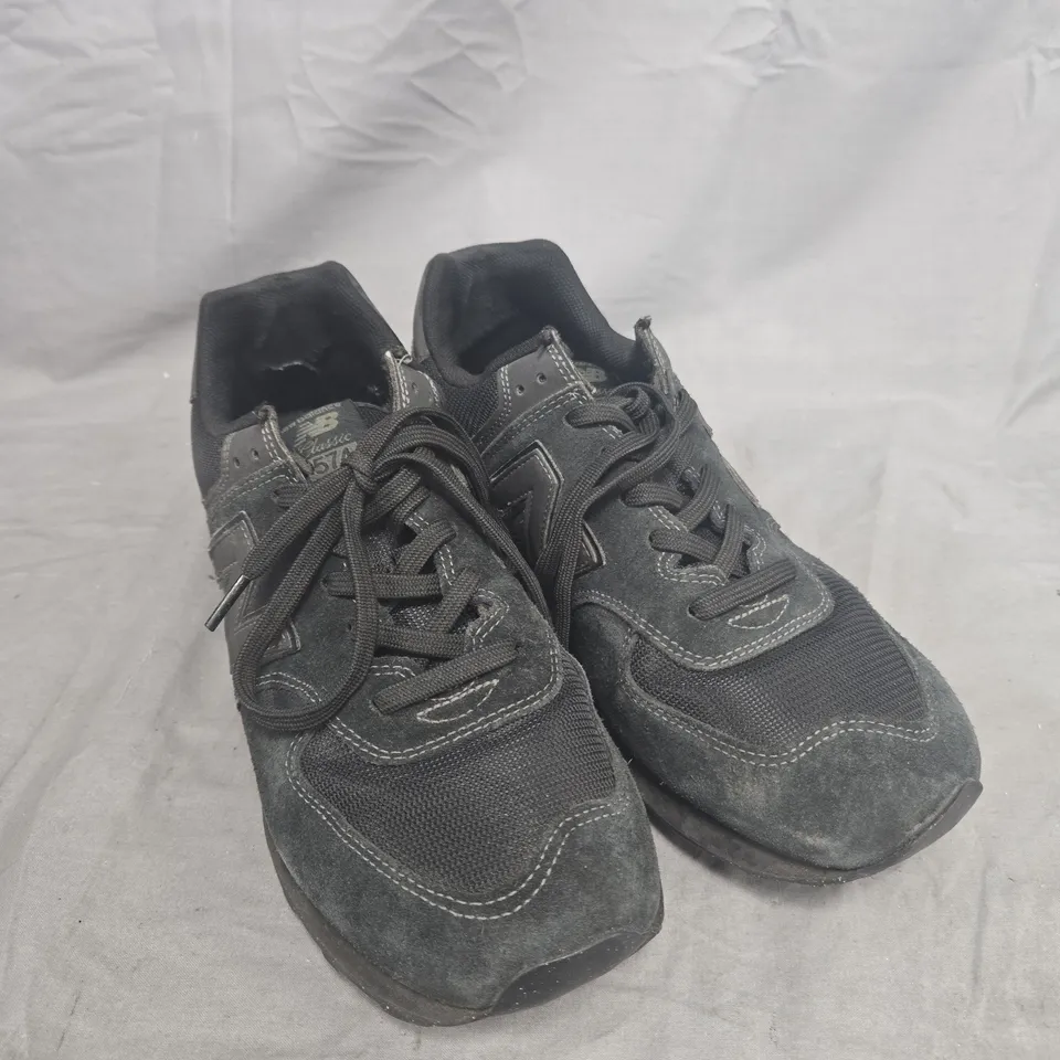 NEW BALANCE 574 TRAINERS – MEN'S, DARK GREY/BLACK, UK 10.5 (US 11.5)