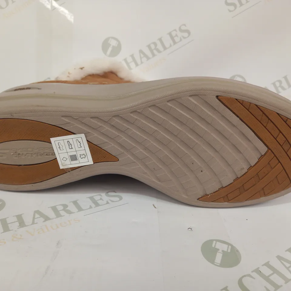 PAIR OF SKECHERS ARCHFIT ANKLE BOOTS IN TAN UK SIZE 7