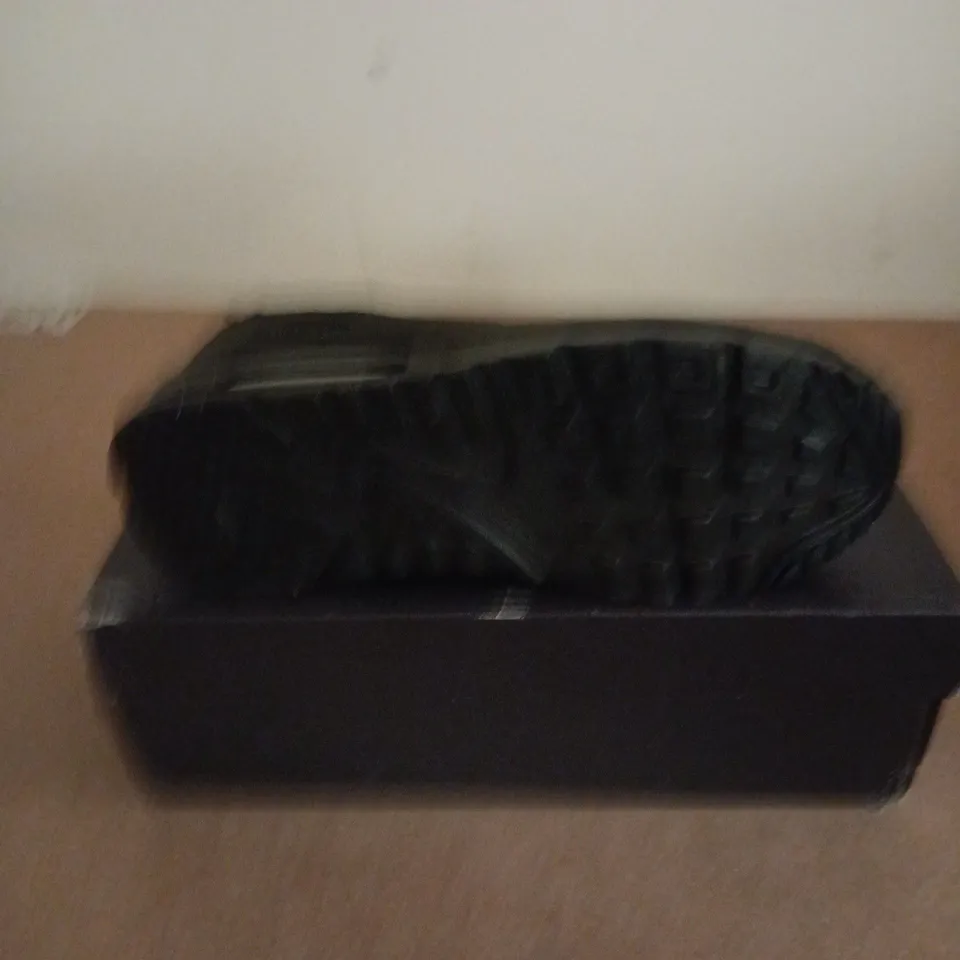BOXED PAIR OF NIKE AIR MAX TRAINERS IN BLACK - UK 5