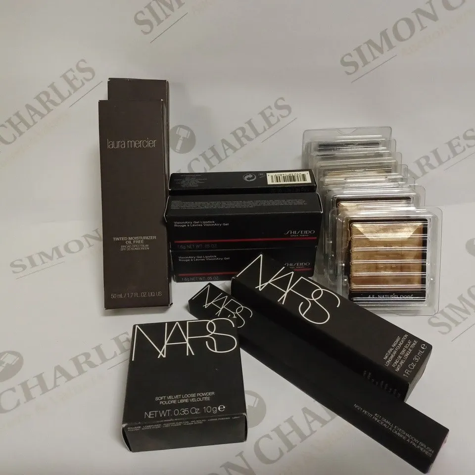 LOT OF APPROX. 15 ASSORTED COSMETICS TO INCLUDE MOISTURISER, LIPSTICKS, EYESHADOW, FOUNDATION AND HIGHLIGHTING POWDER
