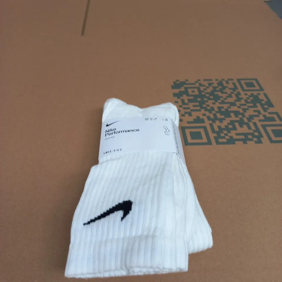 NIKE PERFORMANCE SOCKS – WHITE - - UK DSIZE 8-11 