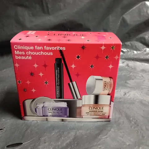 Clinique Make-up Gift Set β Fan Favorites (Take The Day Off Cleansing Balm & Moisture Surge)