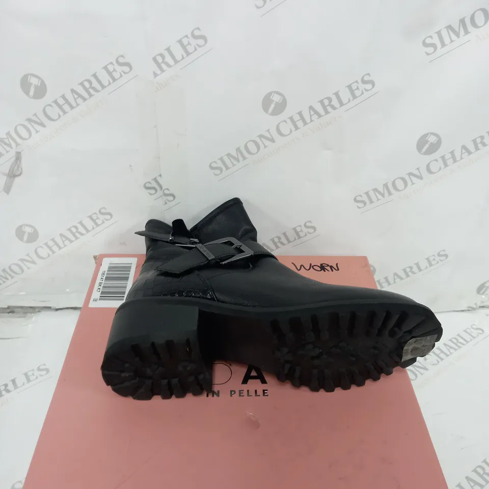 BOXED PAIR OF MODA IN PELLE CORNELLE BLACK LEATHER BOOTS - UK 7