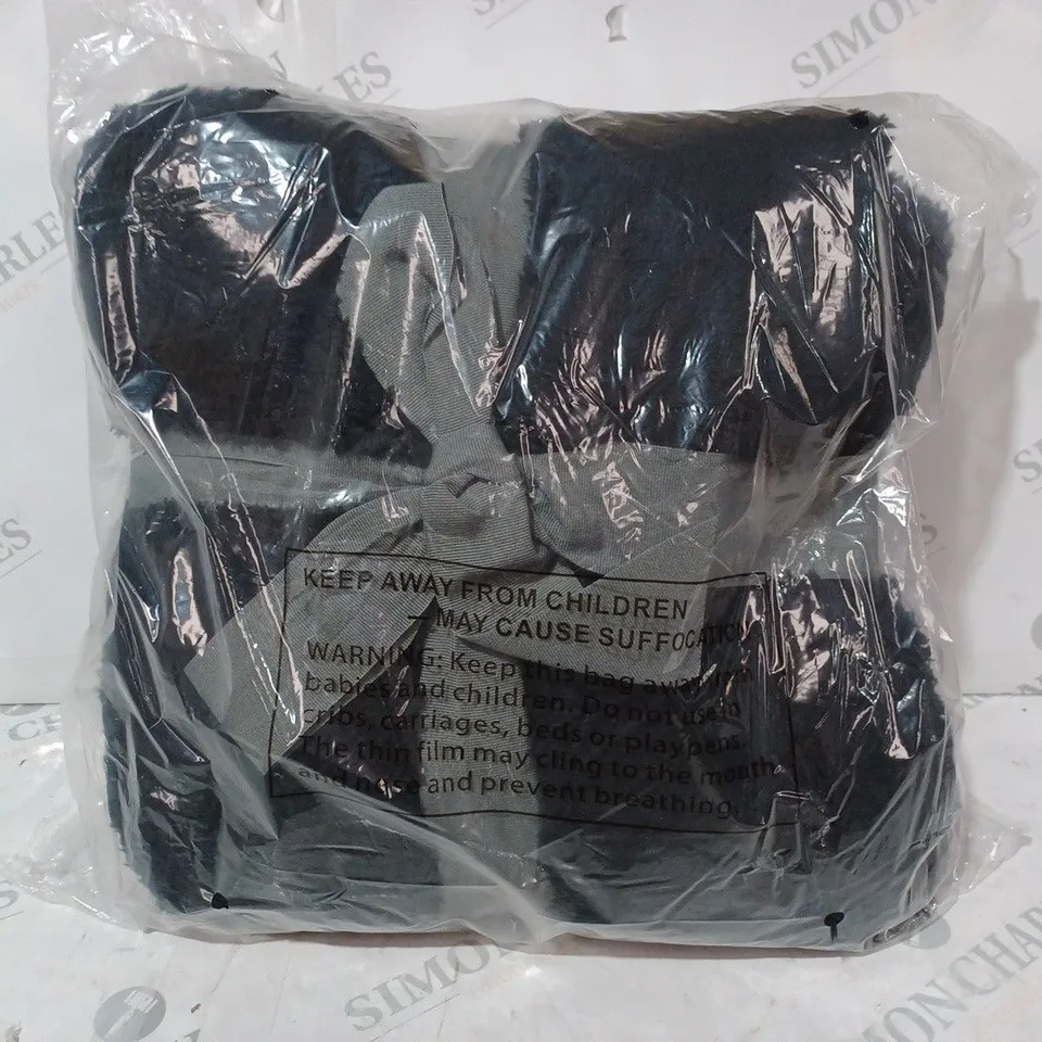 BOXED UNBRANDED SOFT FLEECE BLANKET IN BLACK