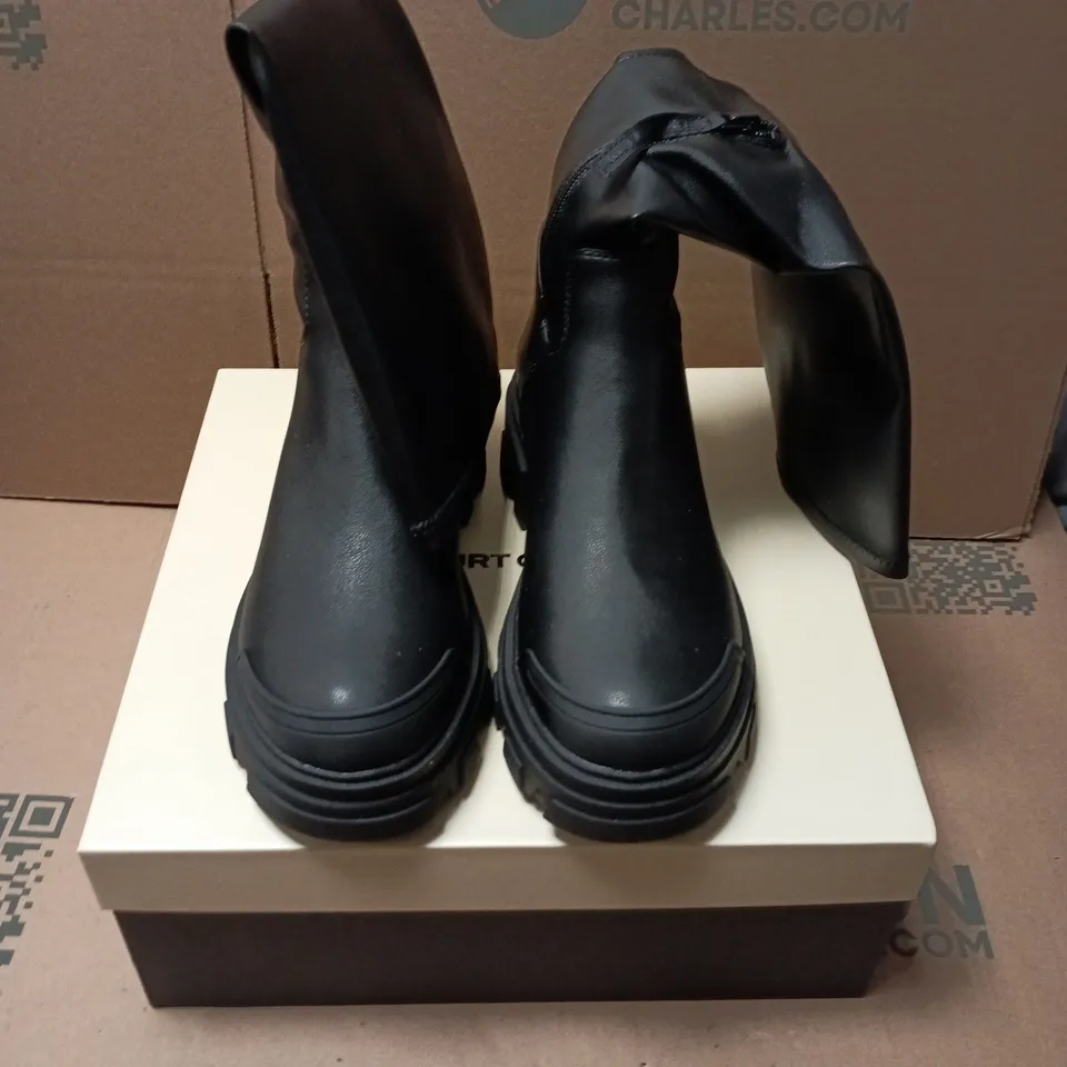 BOXED PAIR OF KURT GEIGER TREKKER SOCK KNEE2 HIGH LEG BOOTS IN BLACK - SIZE 38
