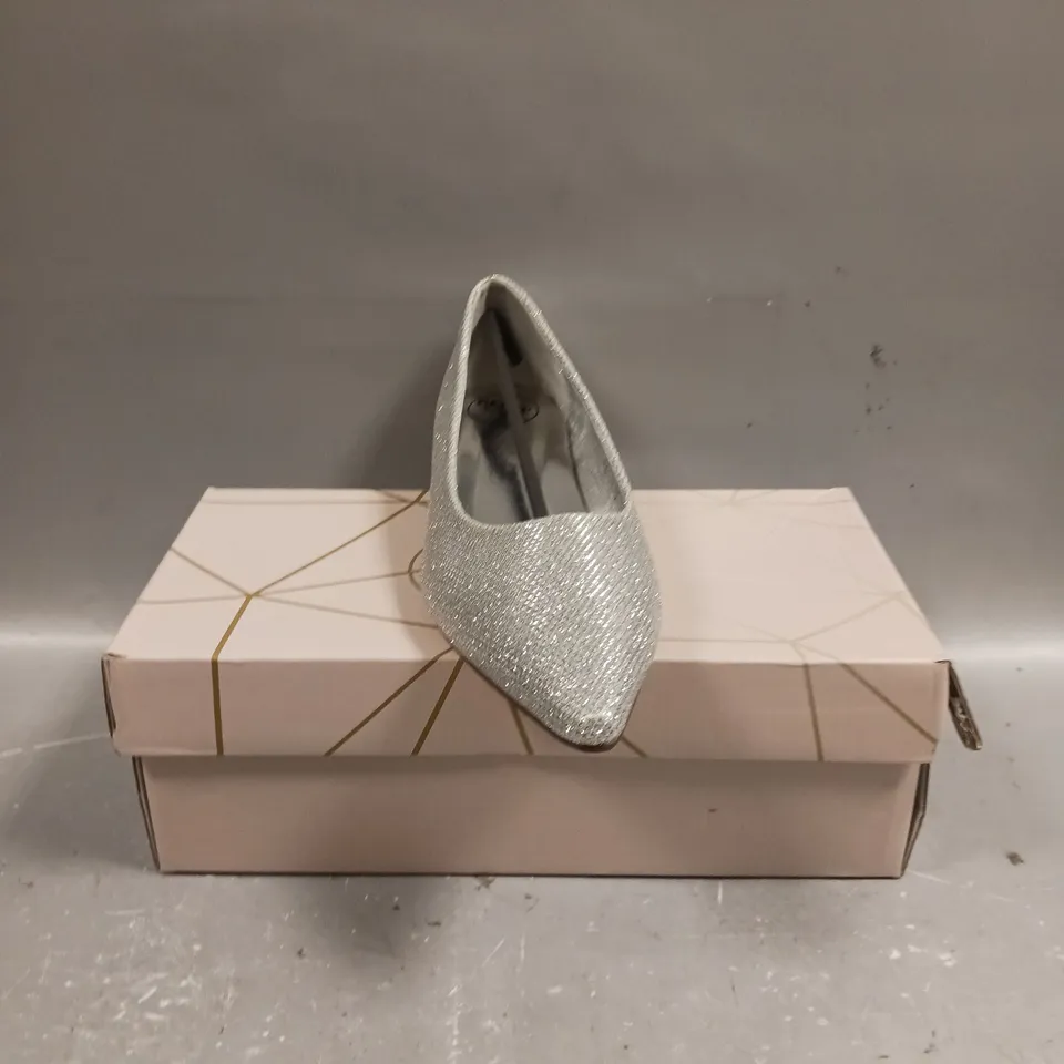 BOXED ESSEX GLAM SILVER GLITTER SLIP ON SHOES - SIZE 4