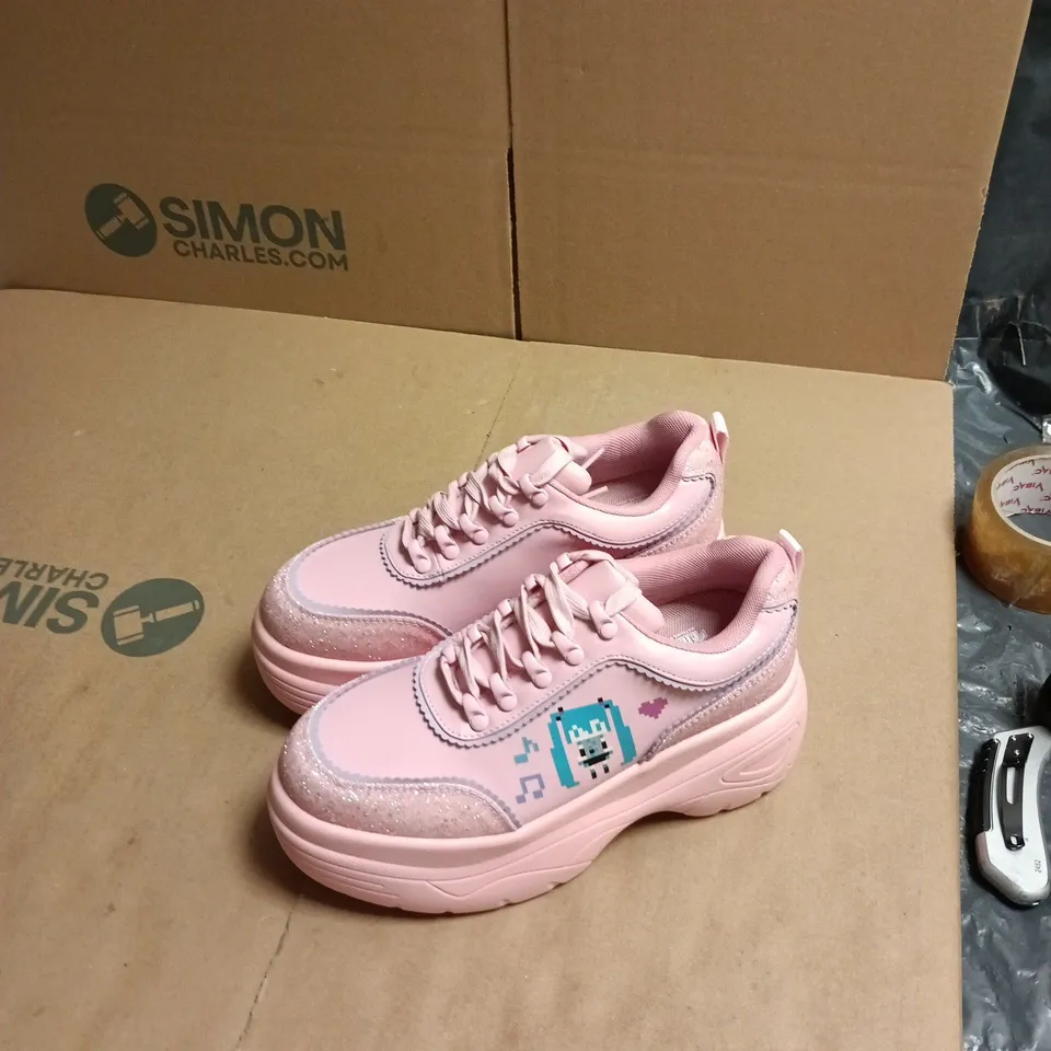 KOI X HATSUNE MIKU WOMEN'S PINK SNEAKERS JJ31 – UK5