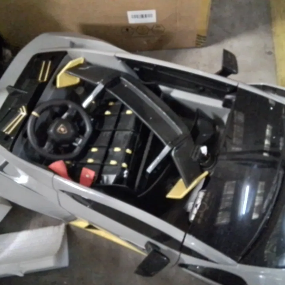 BOXED LAMBORGHINI HURRICAN SPYDER ELECTRIC RIDE ON CAR