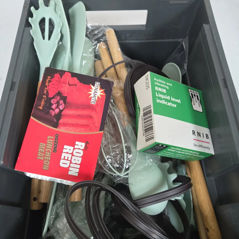 APPROXIMATELY 10 ASSORTED HOUSEHOLD PRODUCTS TO INCLUDE LEVEL INDICATOR, FISH BAIT, KITCHEN UTENSILS ETC