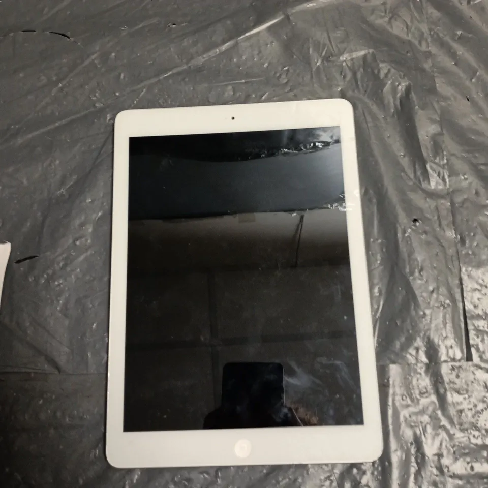 APPLE IPAD AIR (1ST GEN) 9.7IN 16GB - WHITE BEZEL, SILVER BACK (WI-FI)