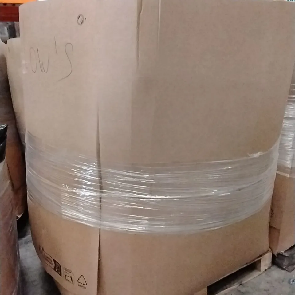 PALLET CONTAINING A LARGE QUANTITY OF PILLOWS