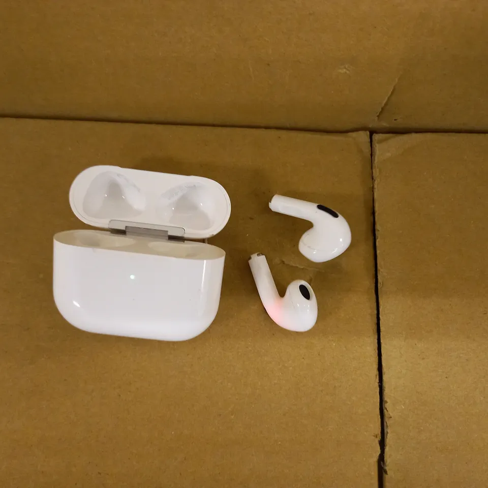 BOXED DESIGNER WHITE WIRELESS HEADPHONES