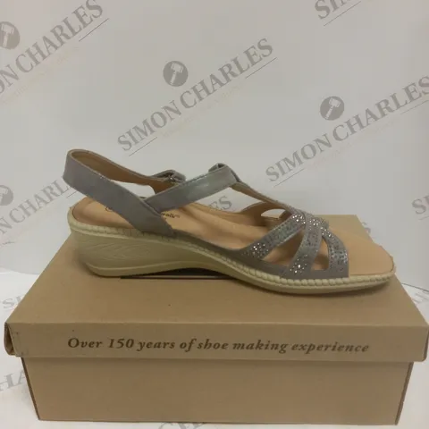 BOXED PAIR OF CUSHION-WALK DIAMANTE SANDALS IN PEWTER - SIZE 6