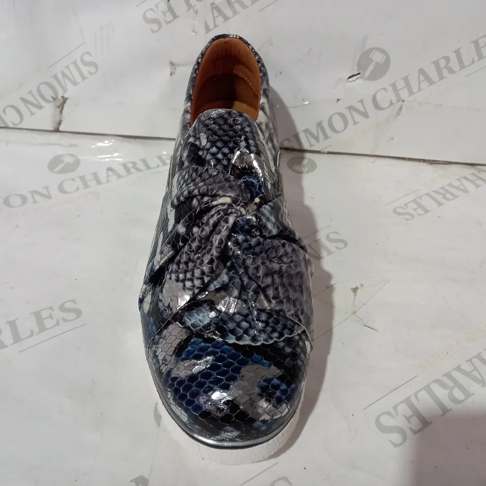 BOXED PAIR OF MODA IN PELLE FAUX LEATHER SNAKE PRINT SHOES IN NAVY EU SIZE 40