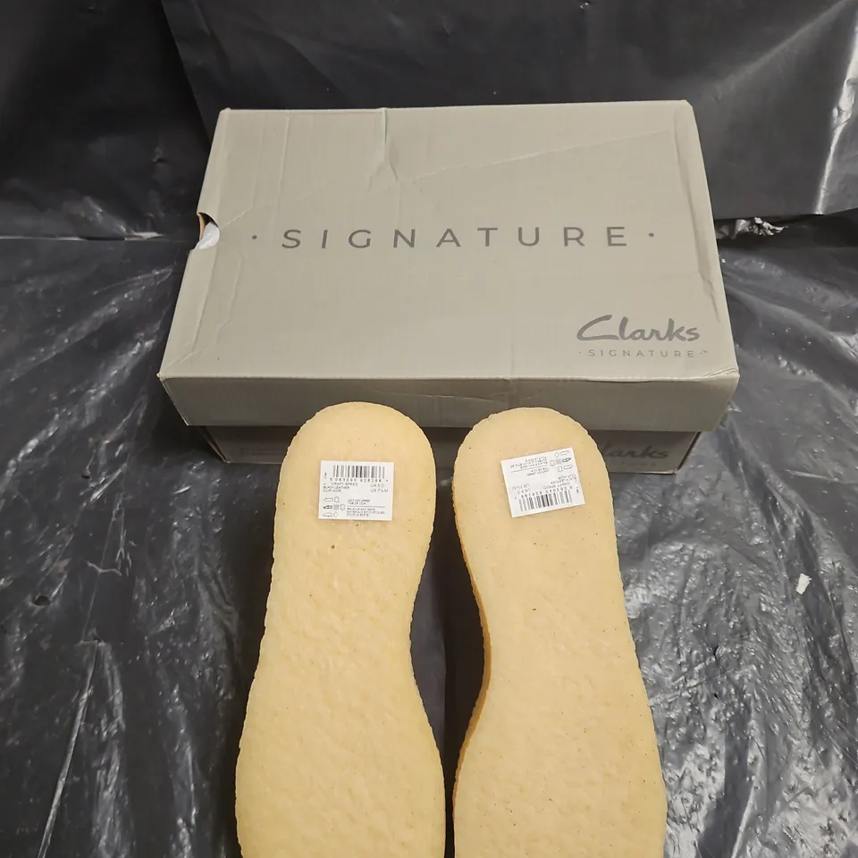 CLARKS SIGNATURE LEATHER TRAINERS – MEN'S, UK 5 (US 7.5)