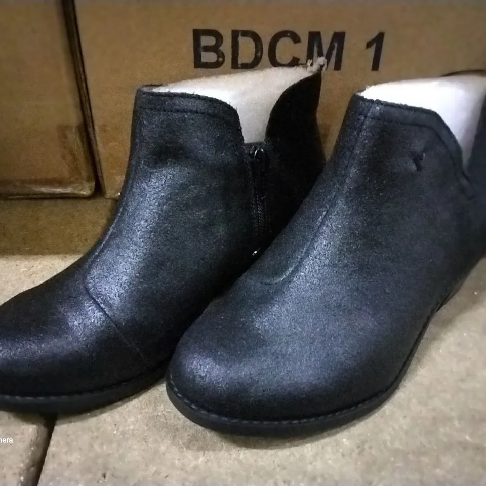 BOX OF APPROXIMATELY 5 SHOE BOXES OF FELICITY LIV METALLIC ANKLE BOOTS BLACK SIZE 3