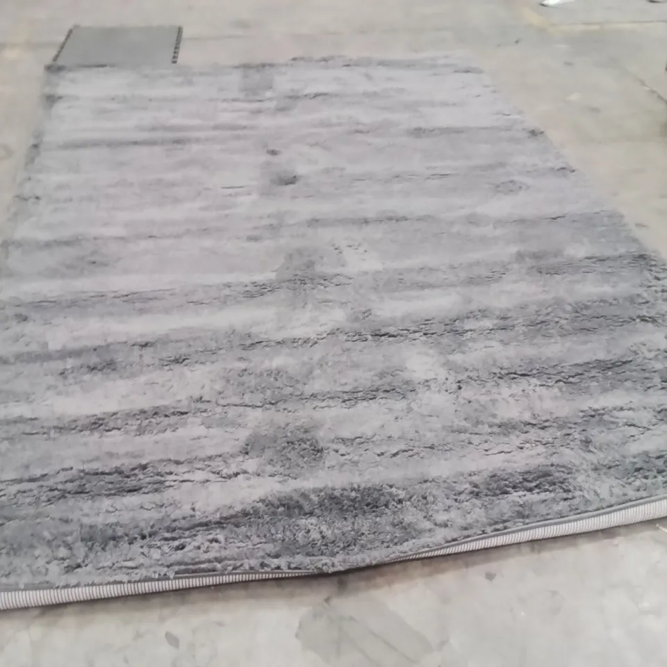 QUALITY DESIGNER AREA RUG - APPROXIMATELY 290X210CM