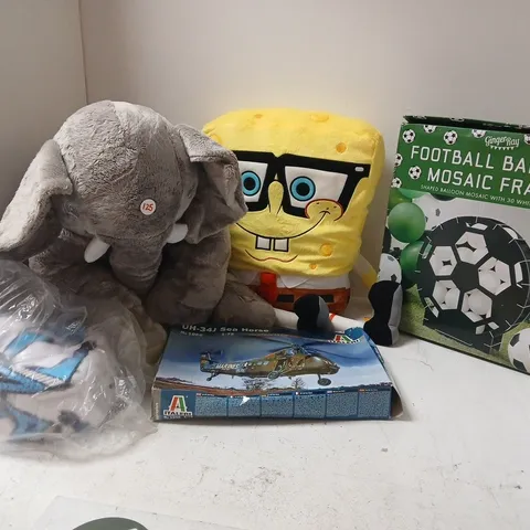 APPROXIMATELY 12 ASSORTED TOYS, GAMES, GIFTS AND NOVELTIES TO INCLUDE SPONGEBOB PLUSH, FOOTBALL BALLOON MOSAIC FRAME, FOOTBALL, ETC - COLLECTION ONLY