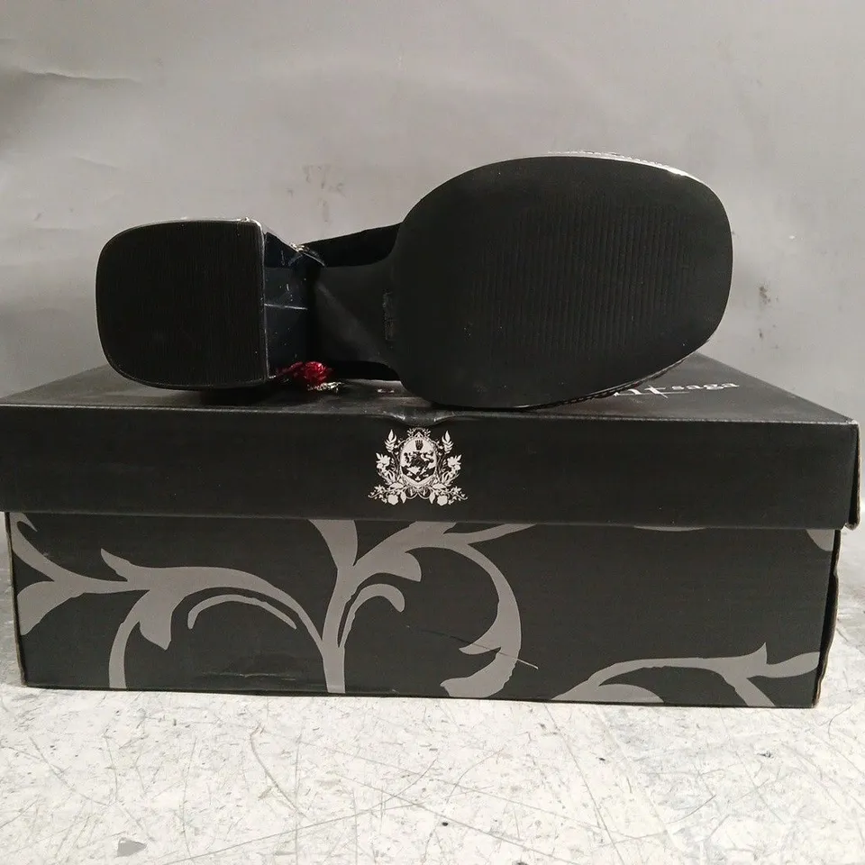 BOXED PAIR OF KOI TWILIGHT SAGA THE COLD ONES MIDNIGHT VELVET ORNATE HEELS IN BLACK SIZE UK 4