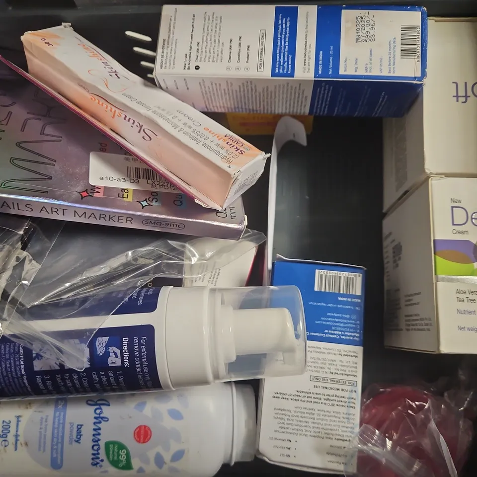 APPROXIMATELY 10 ASSORTED COSMETIC ITEMS TO INCLUDE KAUYARD, POLAR, BSSET, ETC