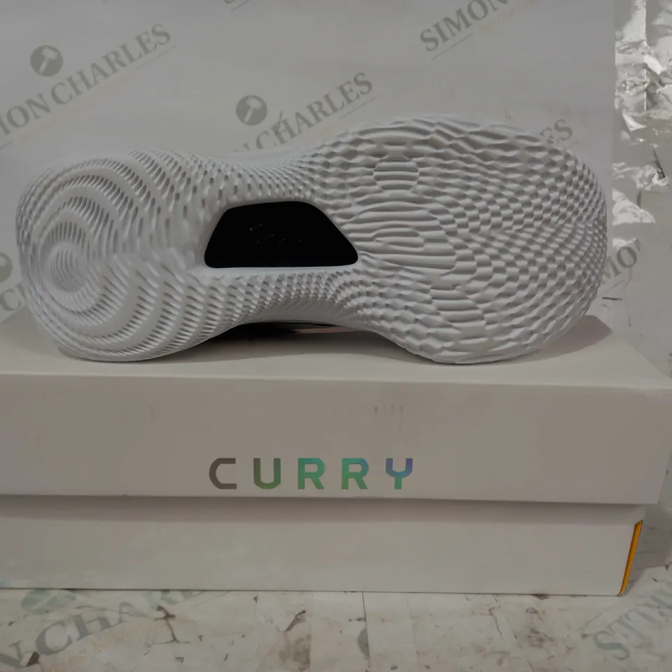 BOXED PAIR OF UNDER ARMOUR CURRY TRAINERS IN BLACK UK SIZE 5.5