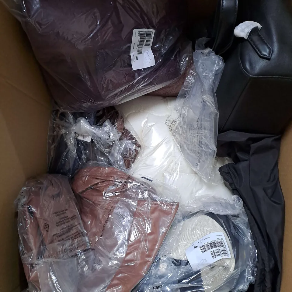 BOX OF APPROX 20 ASSORTED CLOTHING ITEMS TO INCLUDE - BAG, JUMPER, JUMPSUIT ETC