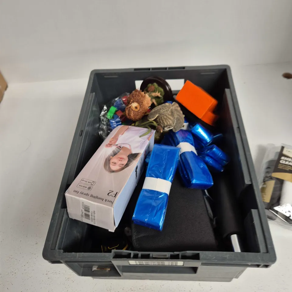 TOTE OF APPROXIMATELY 12 ASSORTED ITEMS TO INCLUDE: SNEAKER CLEANING KIT