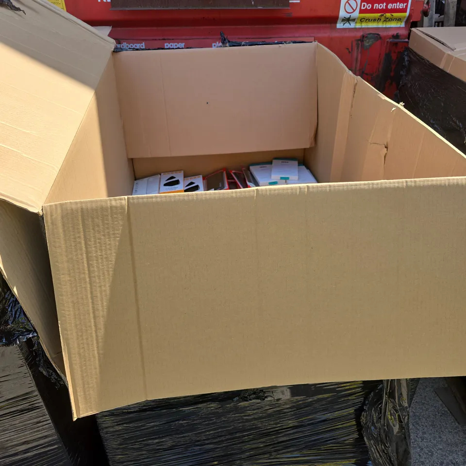 PALLET CONTAINING A LARGE QUANTITY OF ASSORTED PHONE CASES