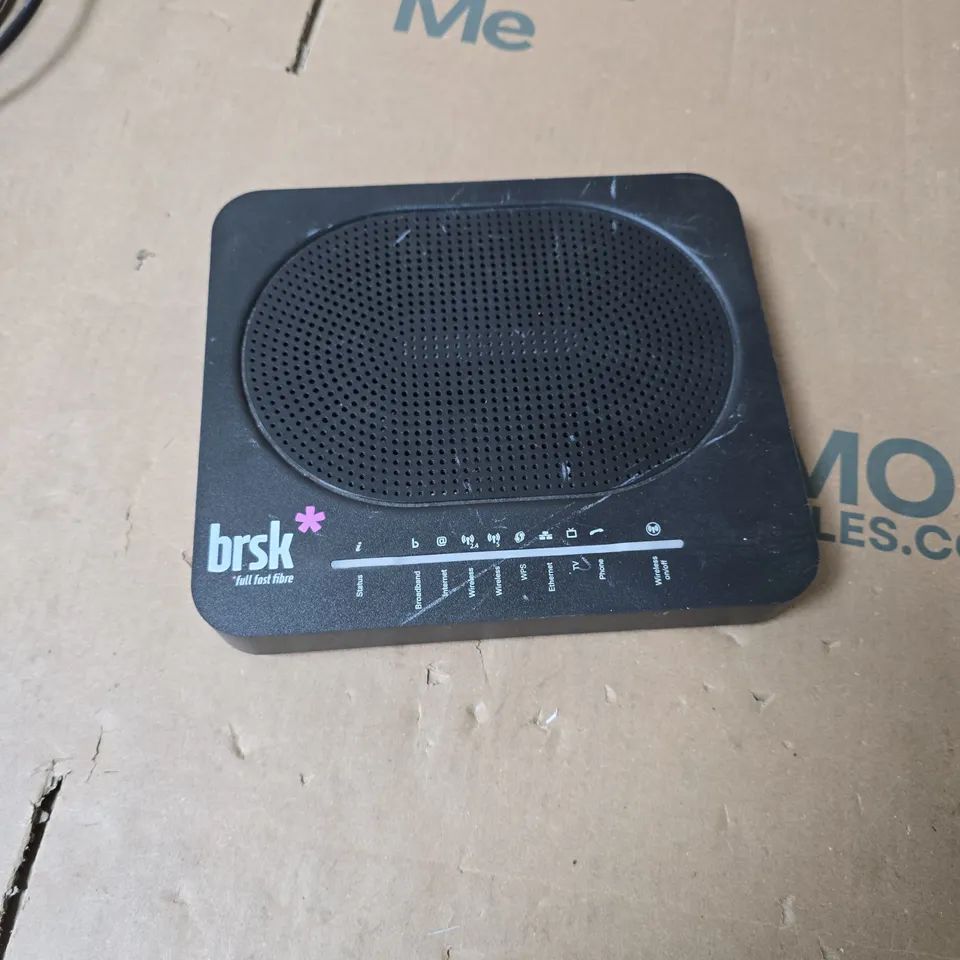 APPROXIMATELY 9 ASSORTED ELECTRICAL ITEMS INCLUDING BRSK ROUTER AND TV REMOTE 