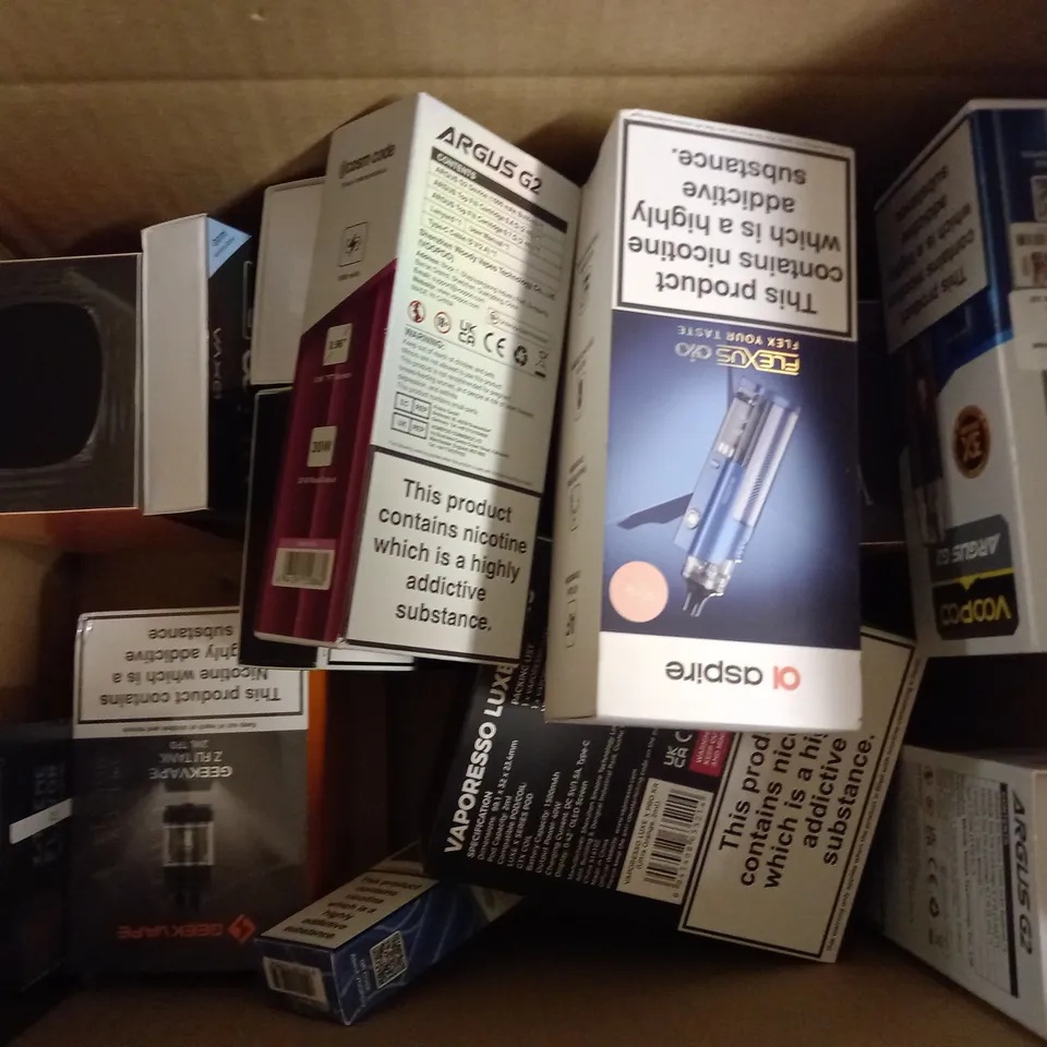 APPROXIMATELY 15 VAPES & E-CIGARETTES TO INCLUDE VOOPOO ARGUS 2, INNOKIN COOLFIRE Z60, GEEKVAPE Z FLI TANK, ETC