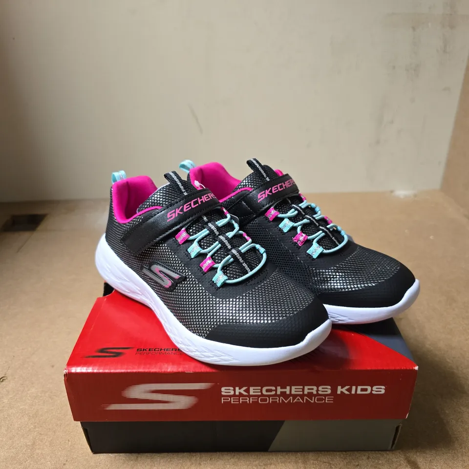 SKECHERS GO RUN 600 KIDS BLACK/MULTI SIZE 2 BOXED