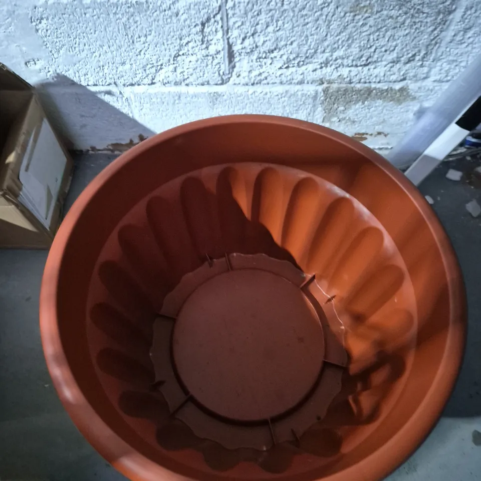 PLASTIC GARDEN PLANTER POT – TERRACOTTA, LARGE RIBBED
