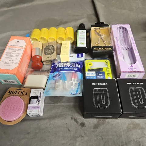 APPROXIMATELY 12 ASSORTED HEALTH & BEAUTY PRODUCTS TO INCLUDE SALT FREE SHAMPOO, ONEBLADE HEAD, AND EYELASH CURLER ETC.