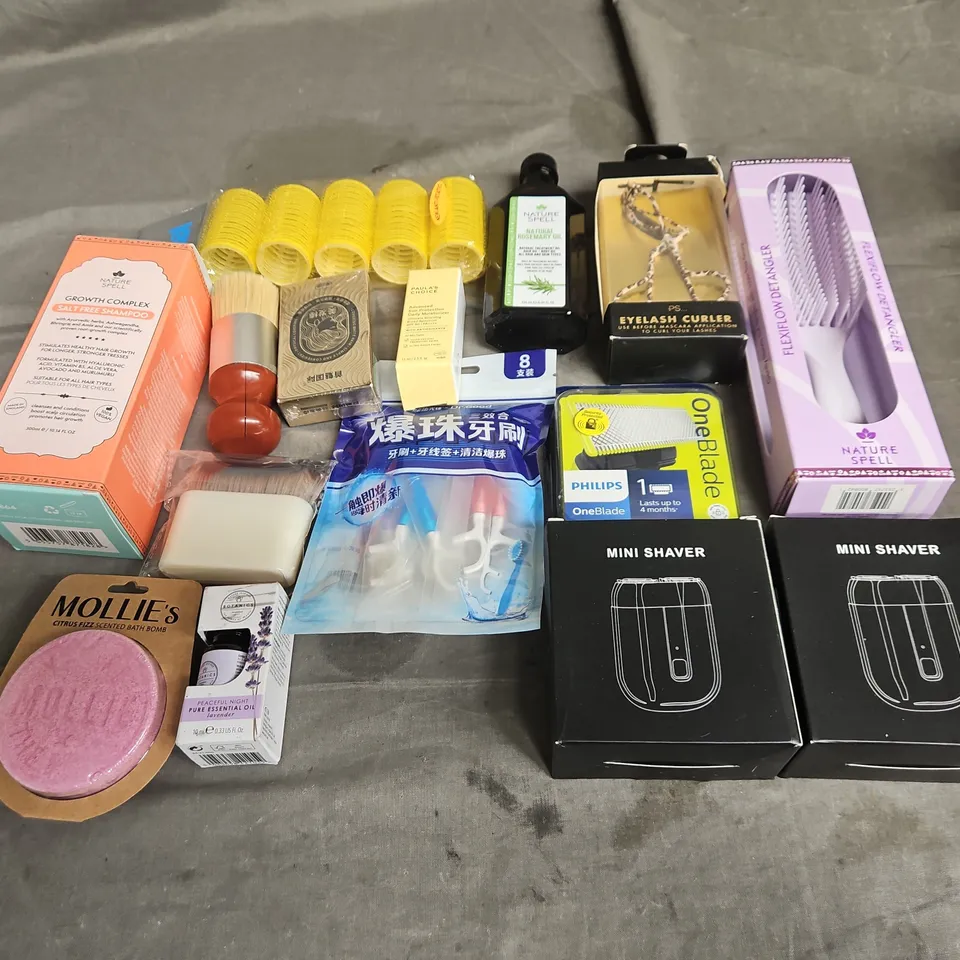 APPROXIMATELY 12 ASSORTED HEALTH & BEAUTY PRODUCTS TO INCLUDE SALT FREE SHAMPOO, ONEBLADE HEAD, AND EYELASH CURLER ETC.