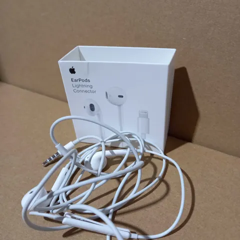 APPLE EARPODS WITH LIGHTENING CONNECTOR
