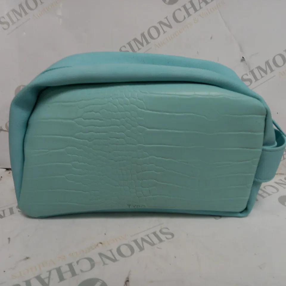 COTTON ON TYPO LARGE BLUE MAKE UP BAG