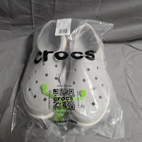 PAIR OF CROCS CLASSIC SNEAKERS IN GREY/WHITE SIZE UK M6/W7