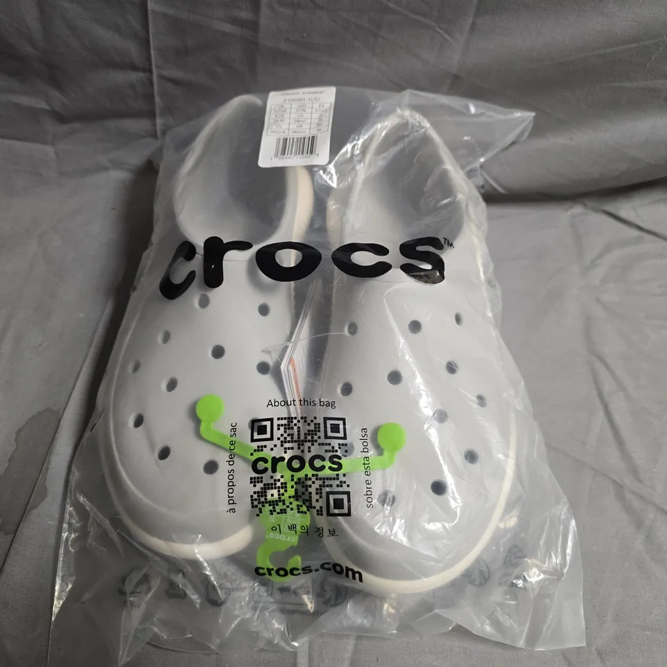 PAIR OF CROCS CLASSIC SNEAKERS IN GREY/WHITE SIZE UK M6/W7