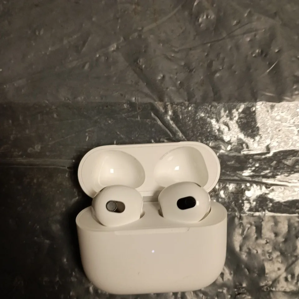 APPLE AIRPODS PRO WITH WIRELESS CHARGING CASE