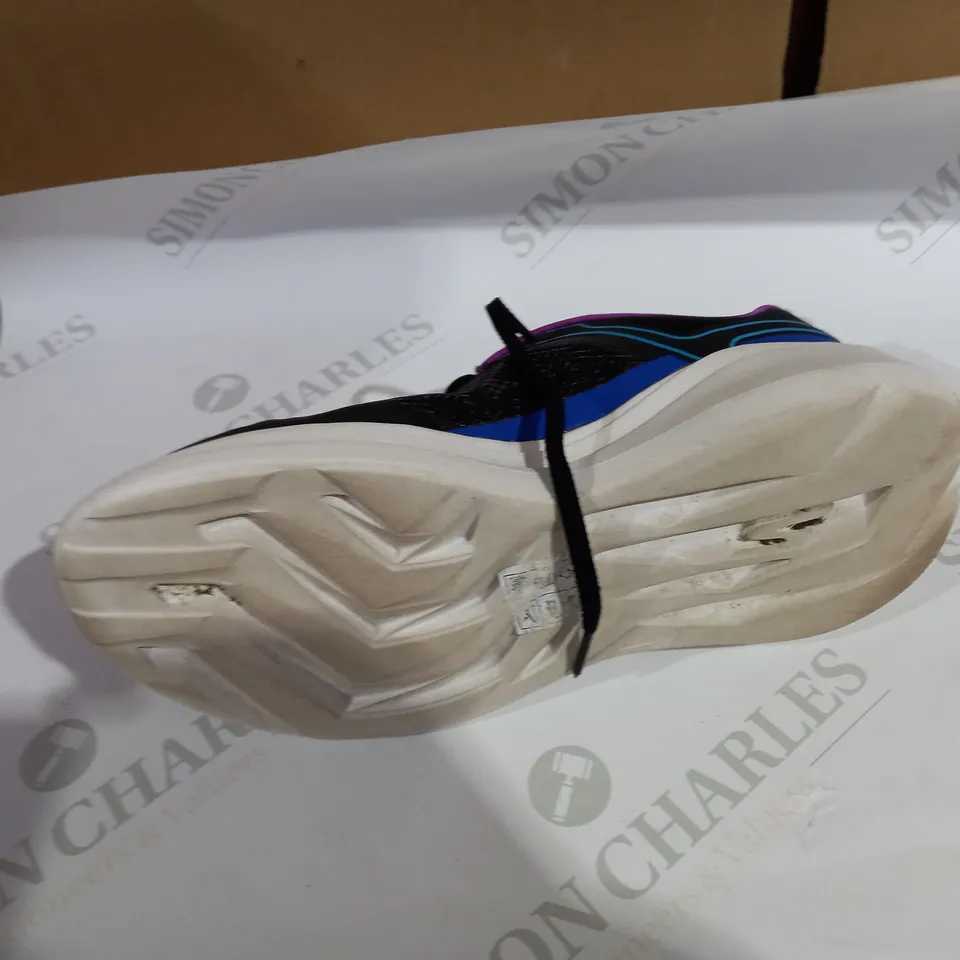 BOXED PAIR OF SKECHERS MULTICOLOURED TRAINERS SIZE 4.5