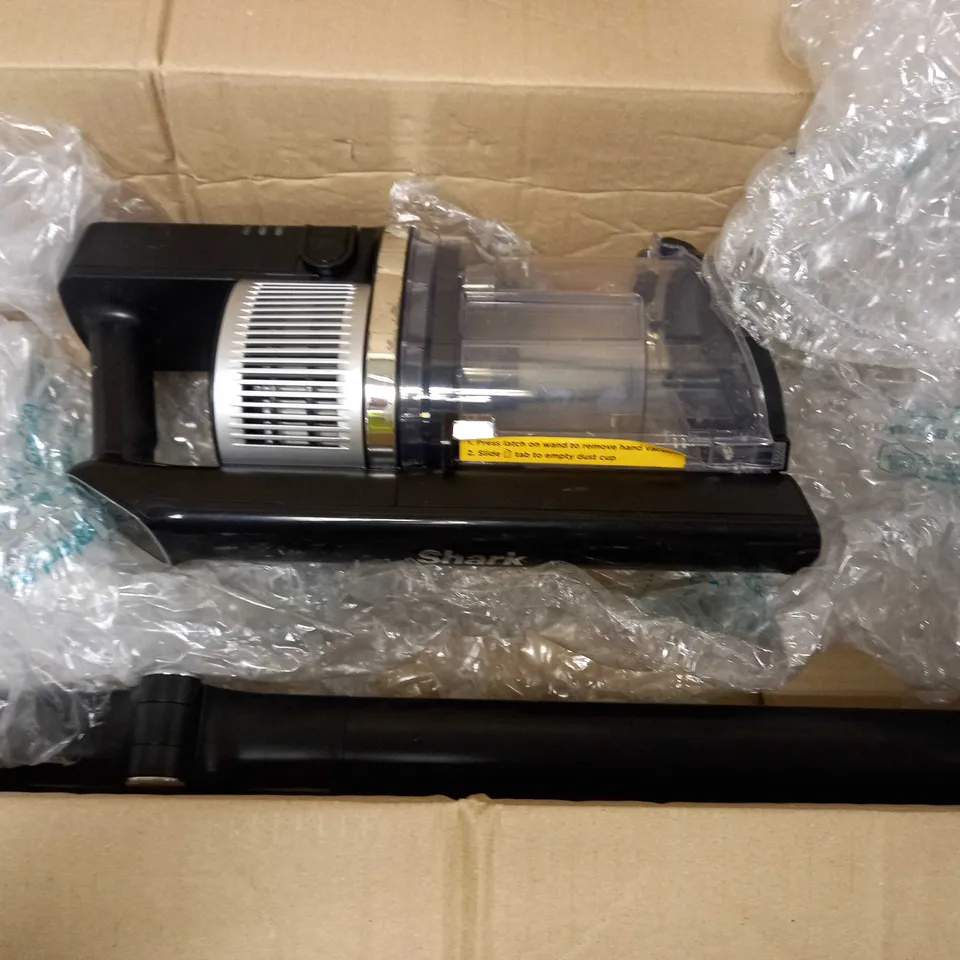 SHARK IZ320UK CORDLESS STICK VACUUM CLEANER 