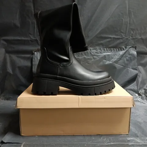 BOXED PAIR OF SIMMI LONDON KNEE-HIGH BOOTS IN BLACK SIZE UK 5